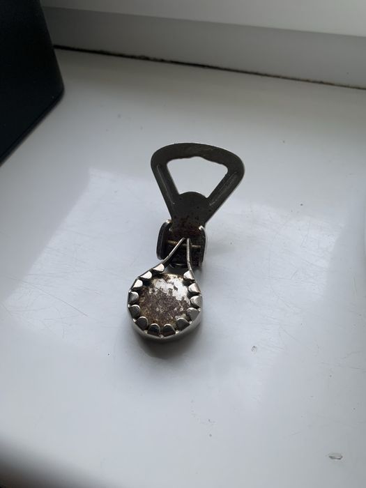 Zamykacz do butelek szklanych, trzyma