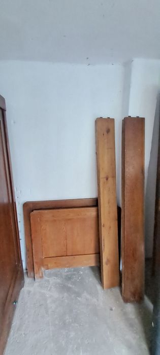 Stare łóżko dwu osobowe.