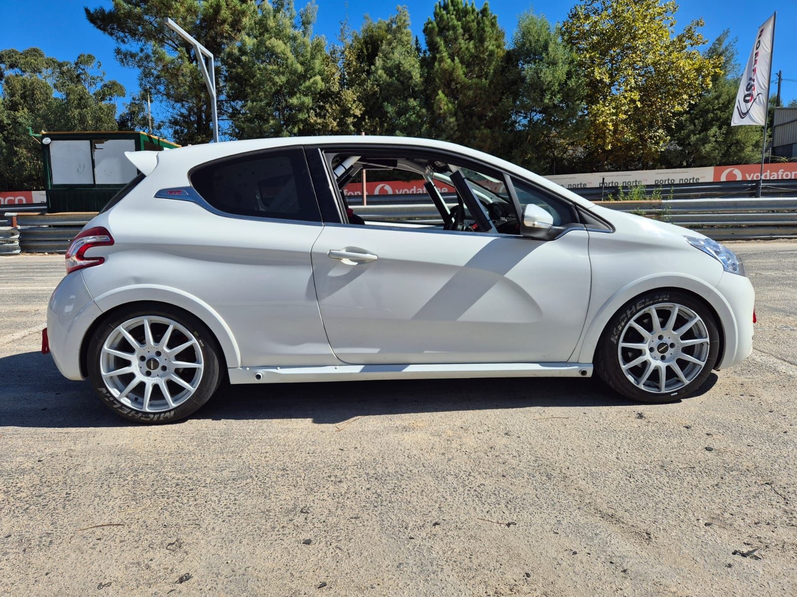 Peugeot 208 gti rally rali competição