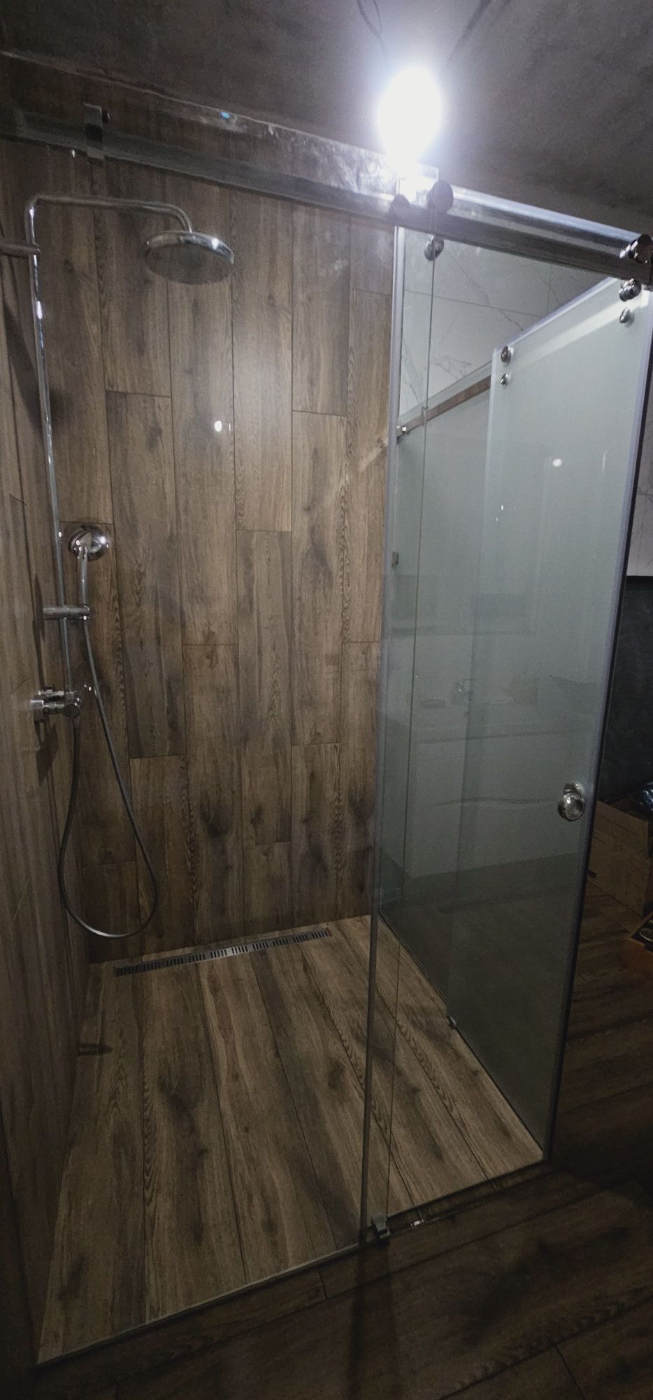 Розсувна душова кабіна ,скляна перегородка в душ,двері зі скла.