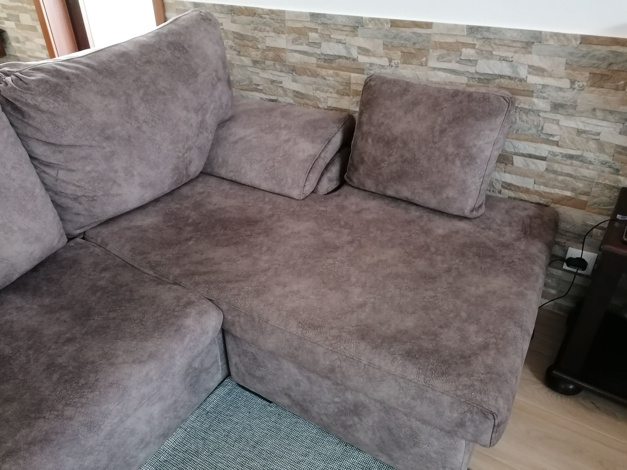 Sofá 2 lugares com chaise long.