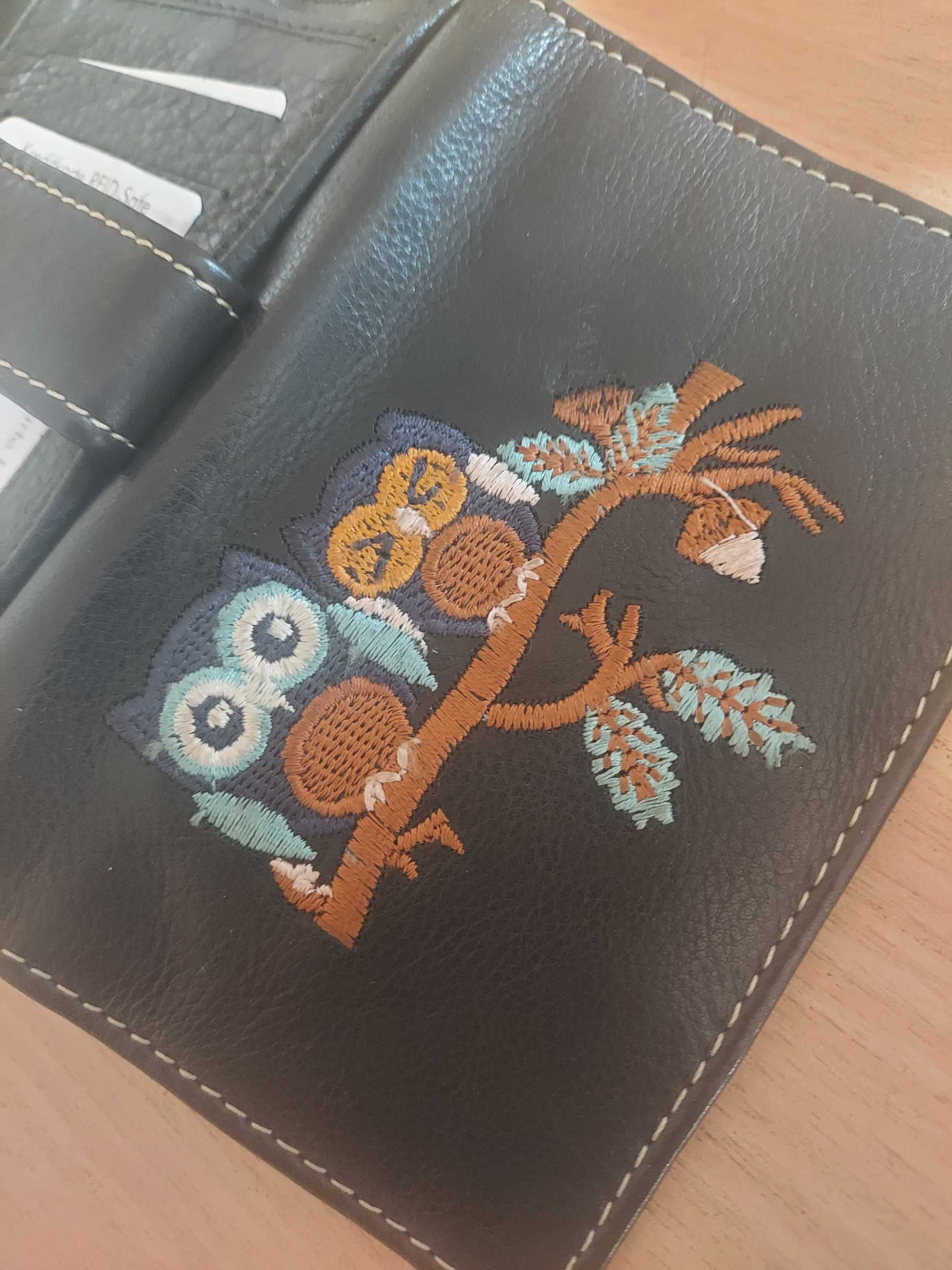 Nowy skórzany portfel z haftowanymi sówkami
