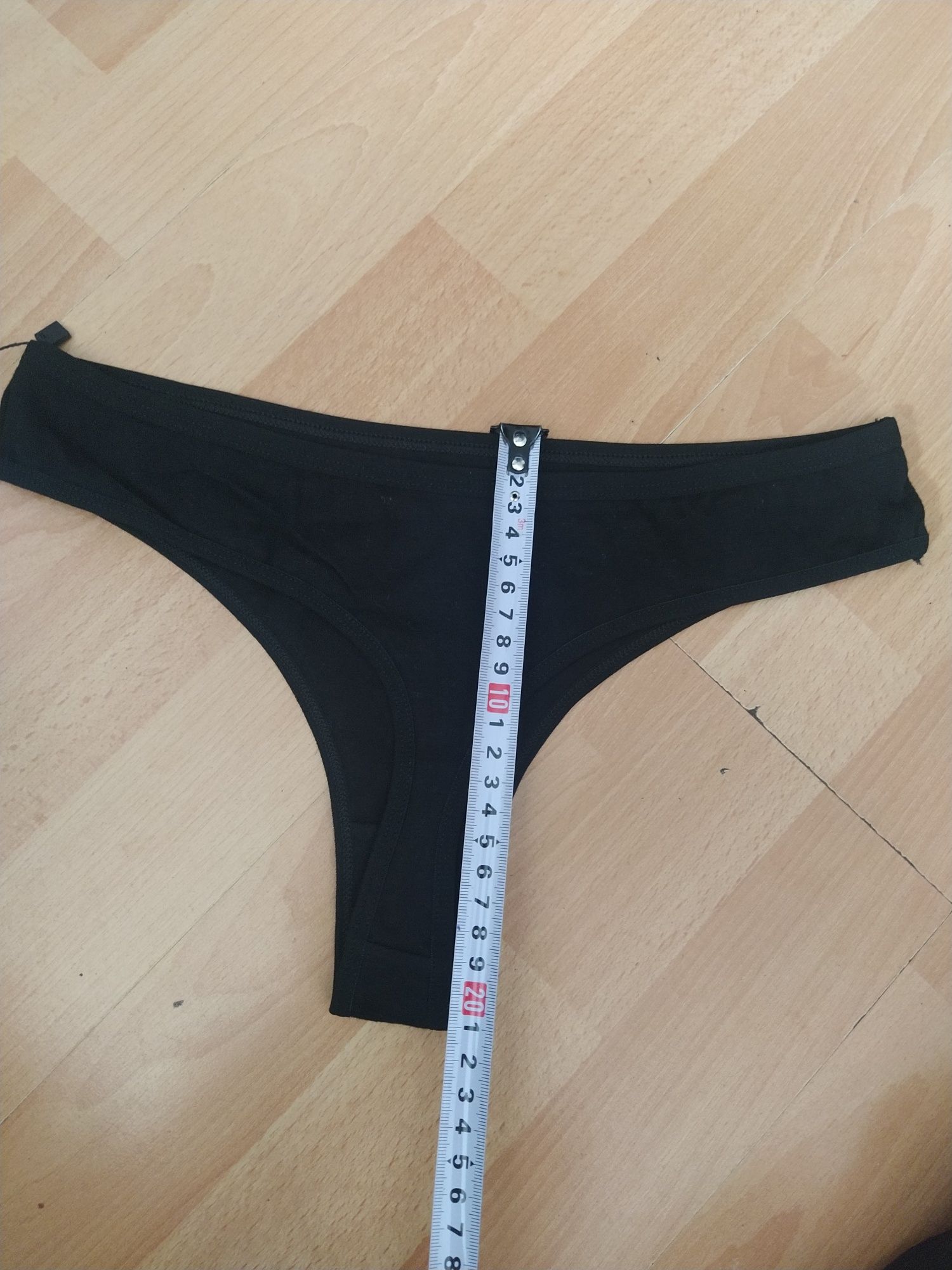 Czarne stringi audi