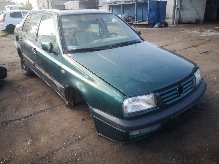 Volkswagen Vento A3 maska silnika LC6P