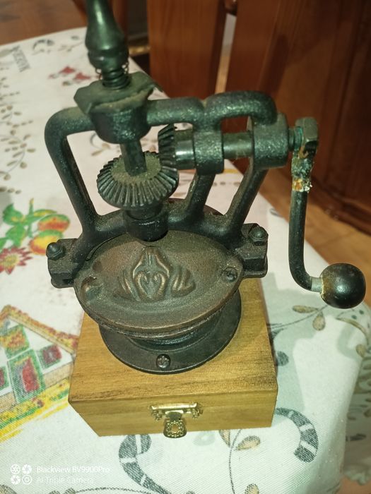 Pequenino moinho de café mas muito robusto