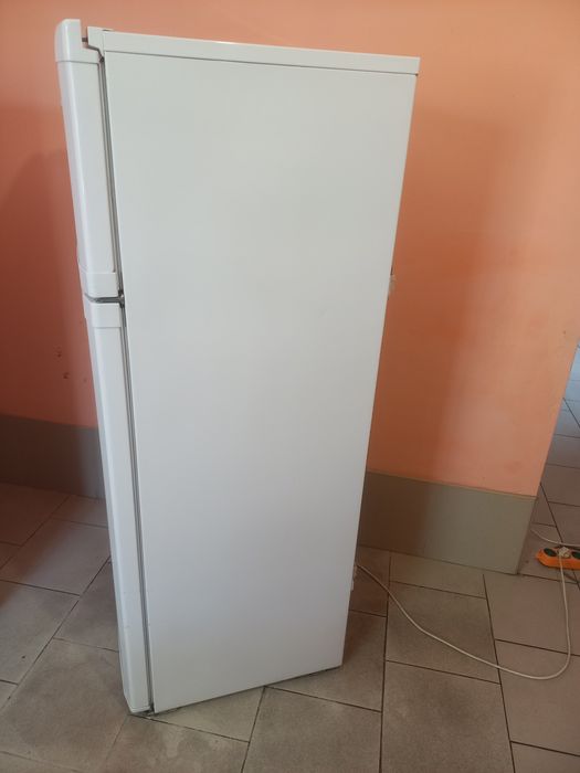 Бесплатно доставлю.  Продам двухкамерный рабочий холодильник ВЕКО.  От