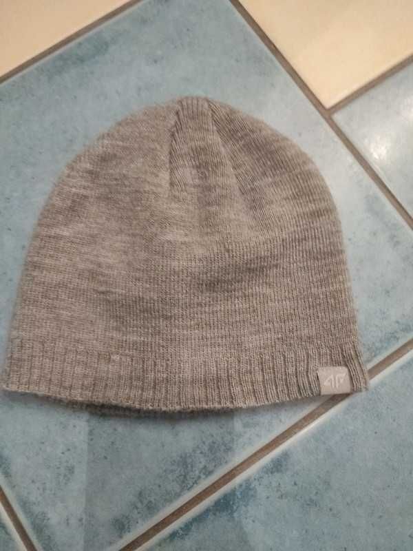 czapka damska 4F 
stan bardzo dobry