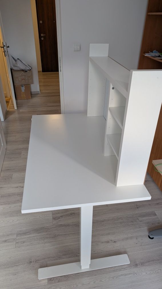 Regulowane biurko,  IKEA Skarsta 120×70, pułka