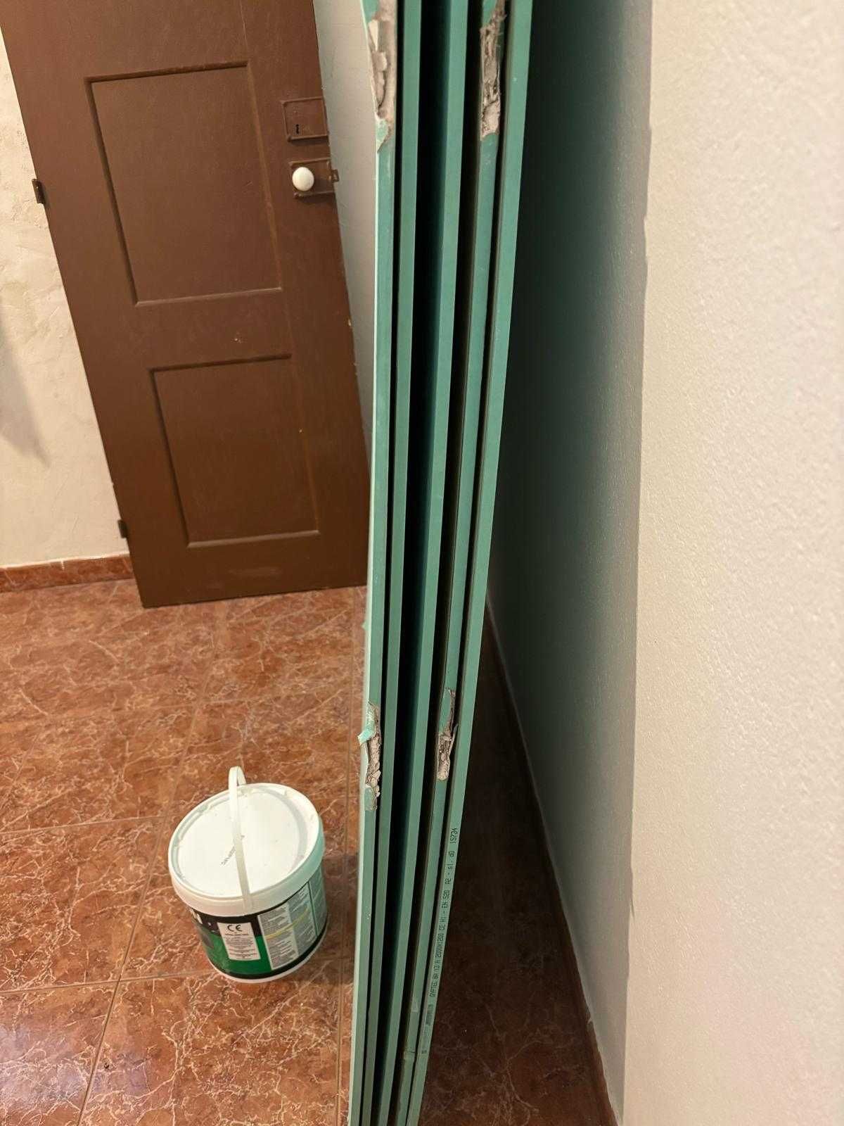 5 placas de gesso/pladur hidrofugada + massa de juntas.