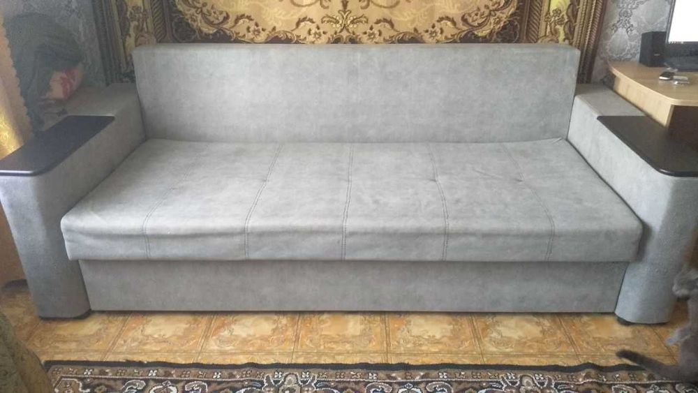 Продаётся раскладной трехместный диван