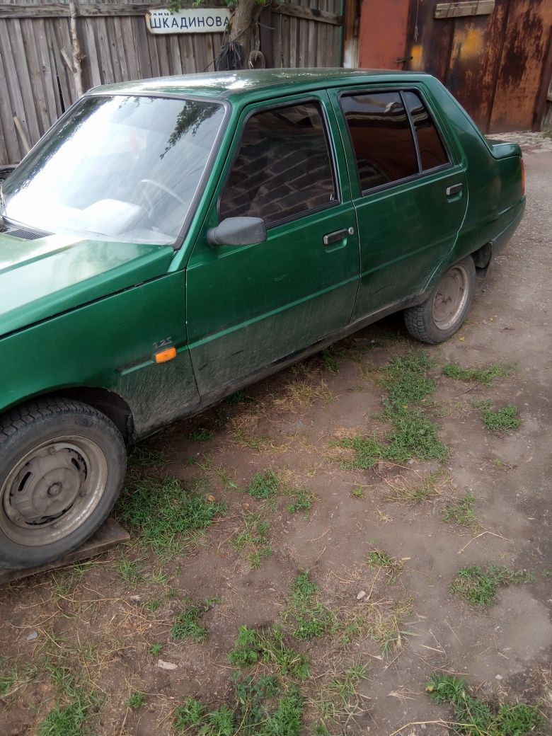 Автомобиль на полном ходу