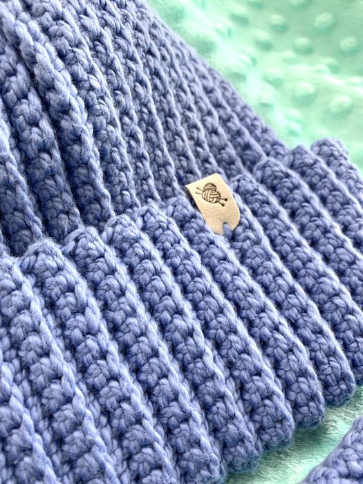 Вʼязана тепла шапка і мітенки. Набір