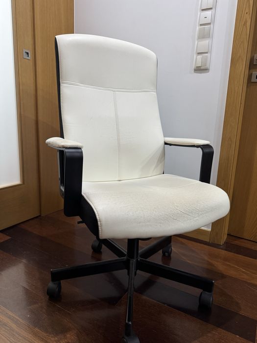 Cadeira de secretária branca do IKEA