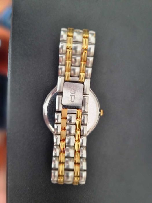 Relógio de luxo dourado