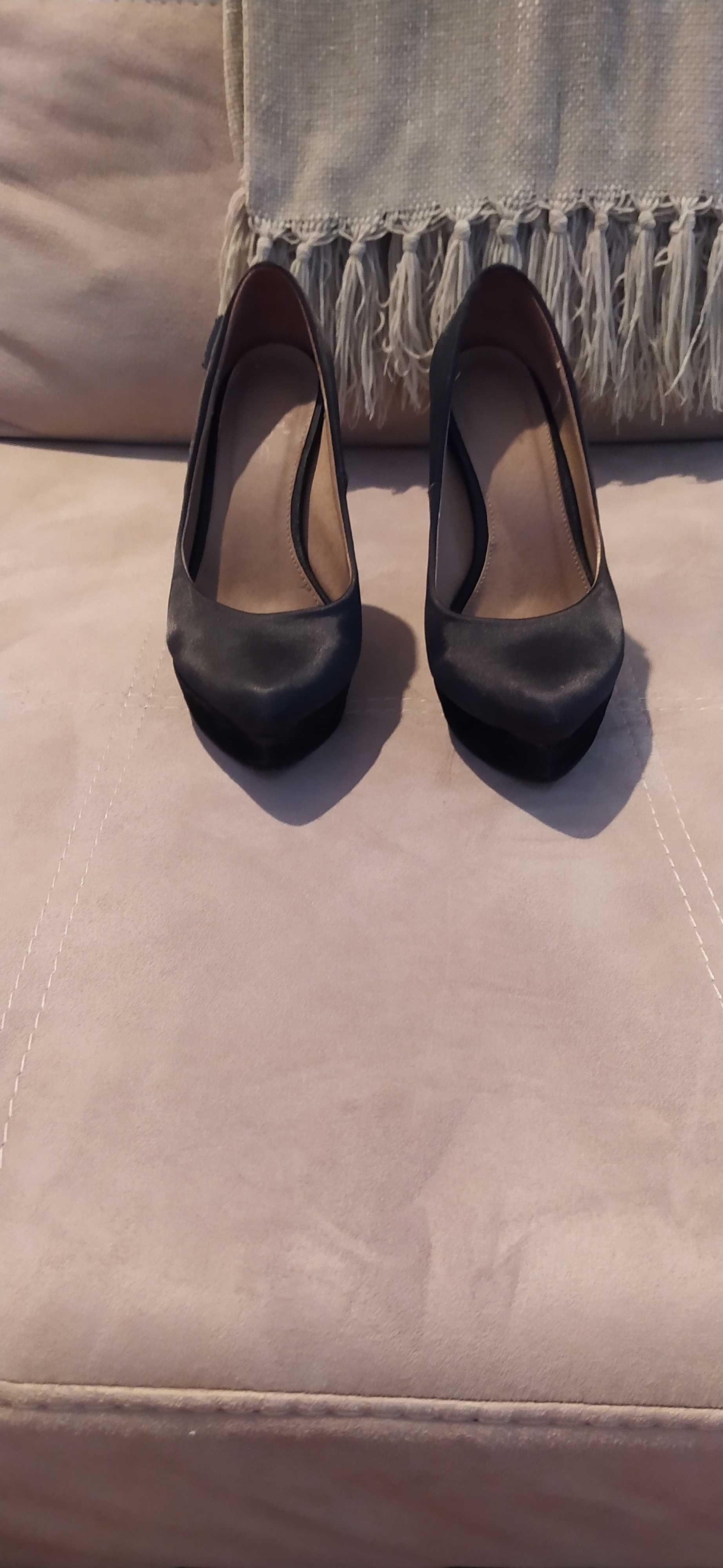 Ofereço envio Sapatos de Cunha pretos -