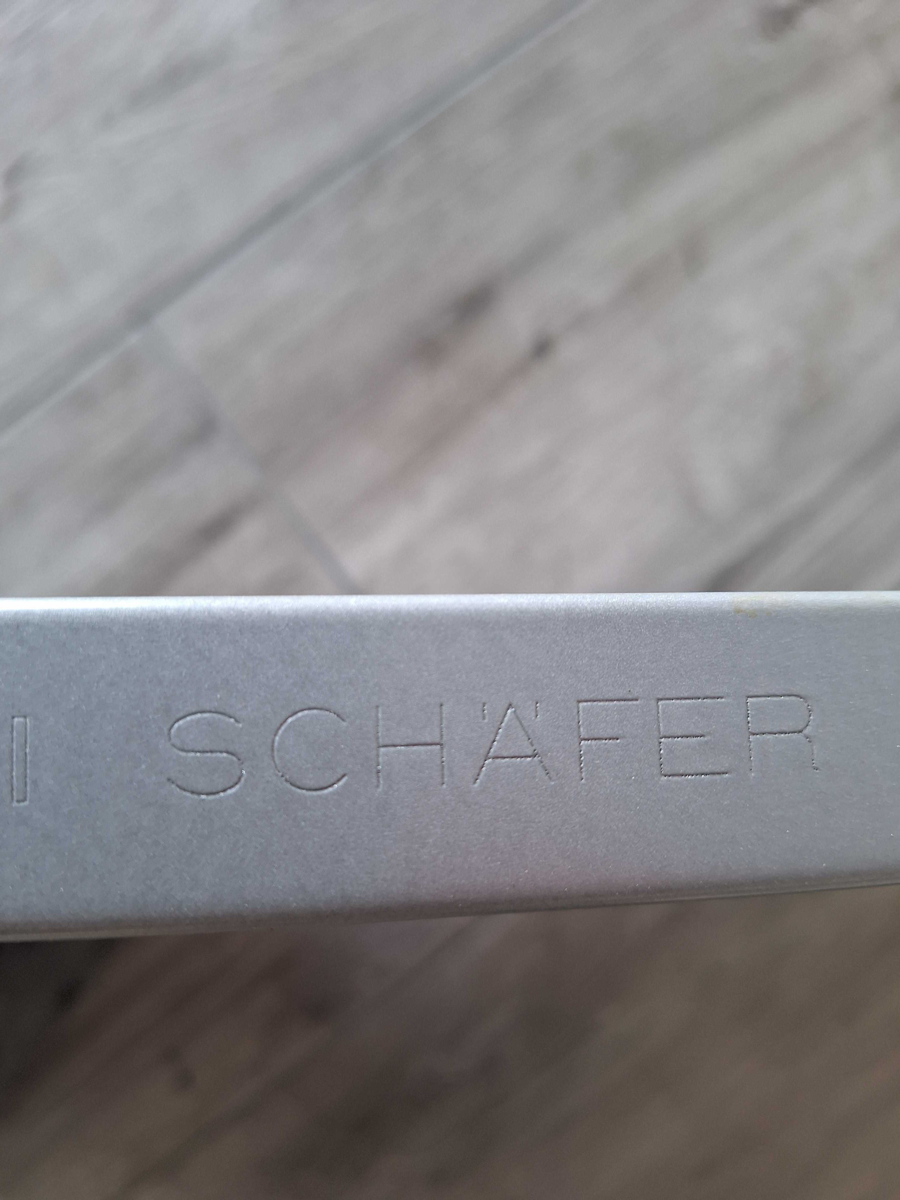 Regaly firmy Schafer
