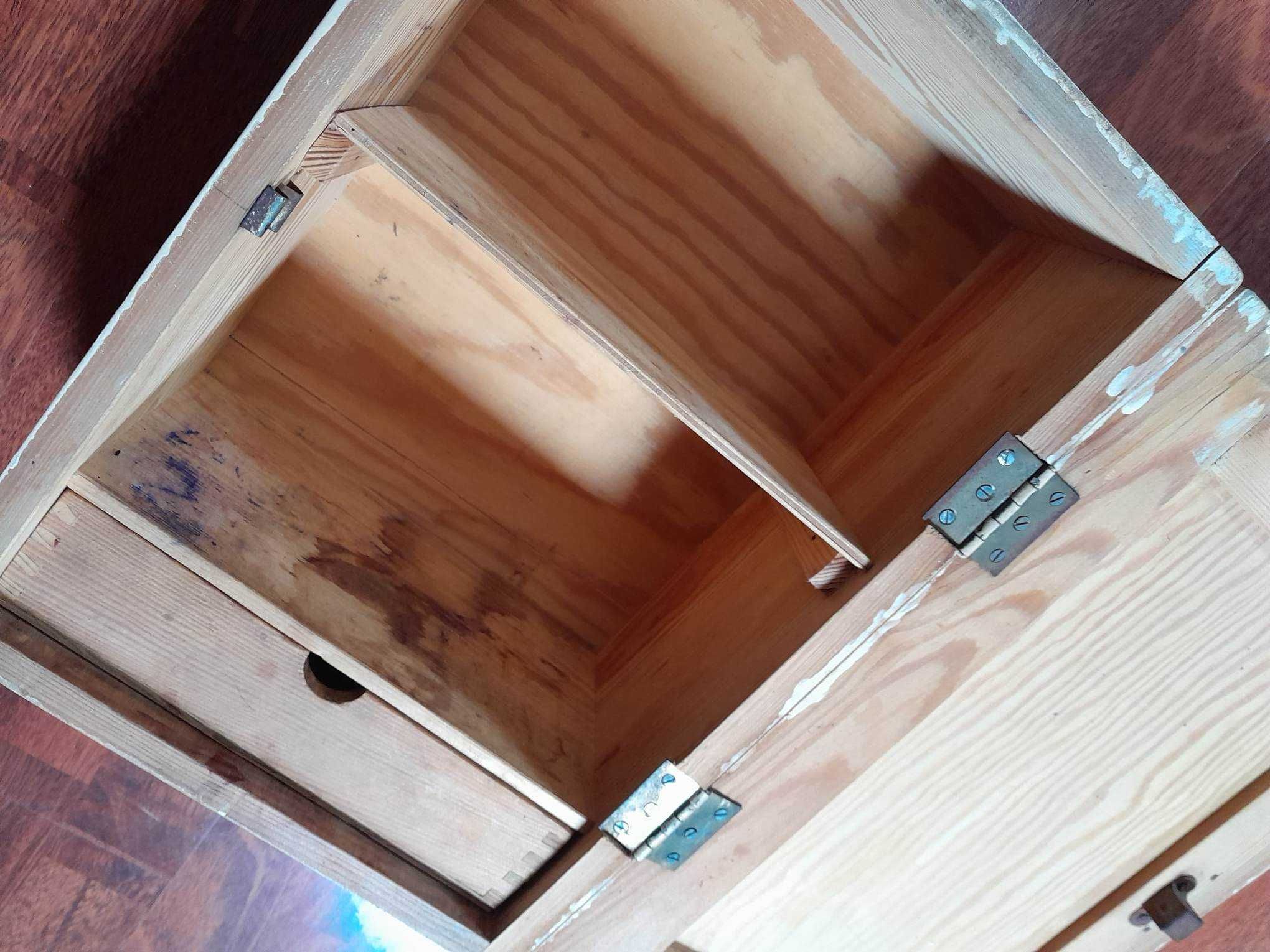 Stara, drewniana szafka medyczna. Apteczka PRL
