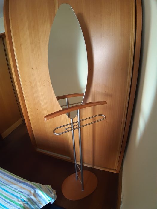 Bengaleiro de quarto com espelho