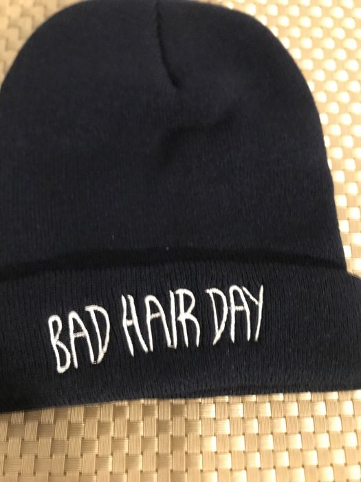 Czapka z napisem „BAD HAIR DAY” granatowa - NOWA