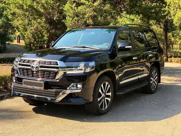 Внедорожник Toyota Land Cruiser 200 с водителем без водителя