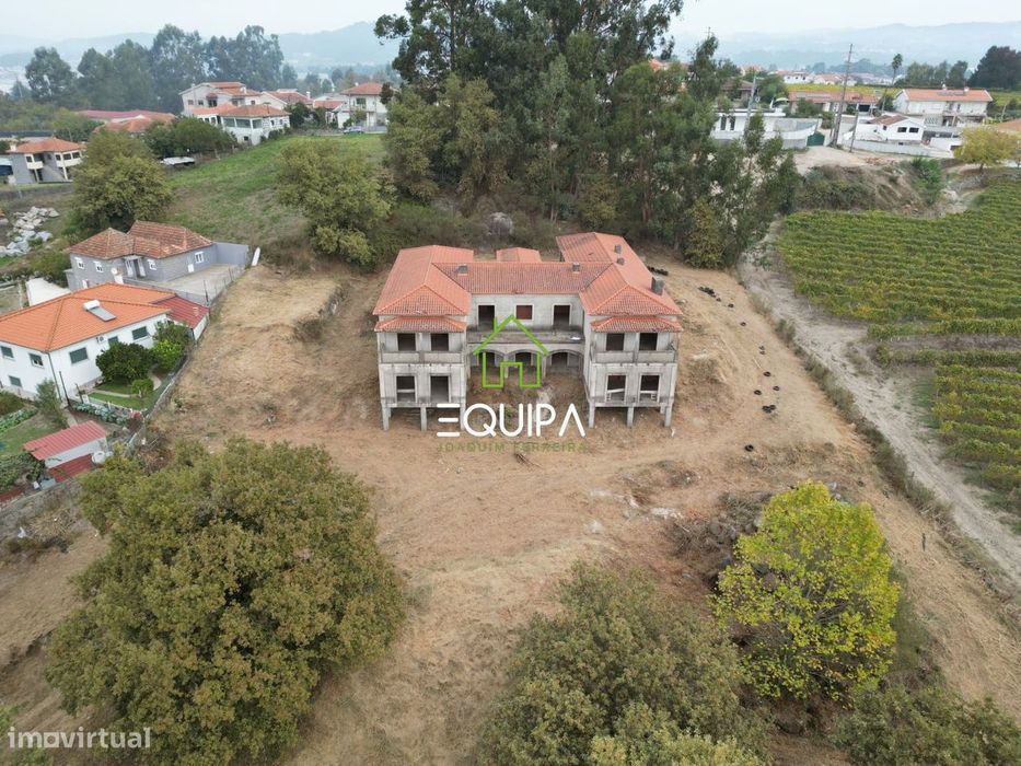 Terreno para construção (com moradia  T-5, construída em grosso), e