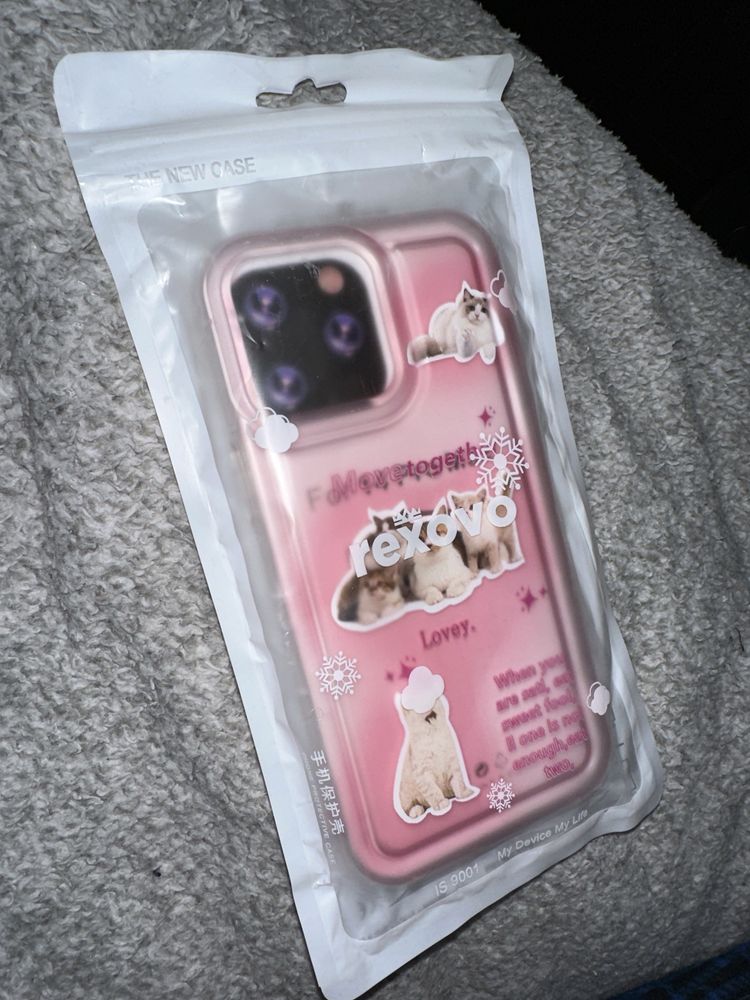 Розовый чехол с котами на iphone 14 pro max