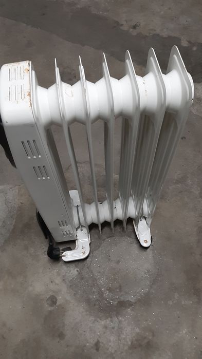 Aquecedor a óleo a funcionar como novo e em bom estado