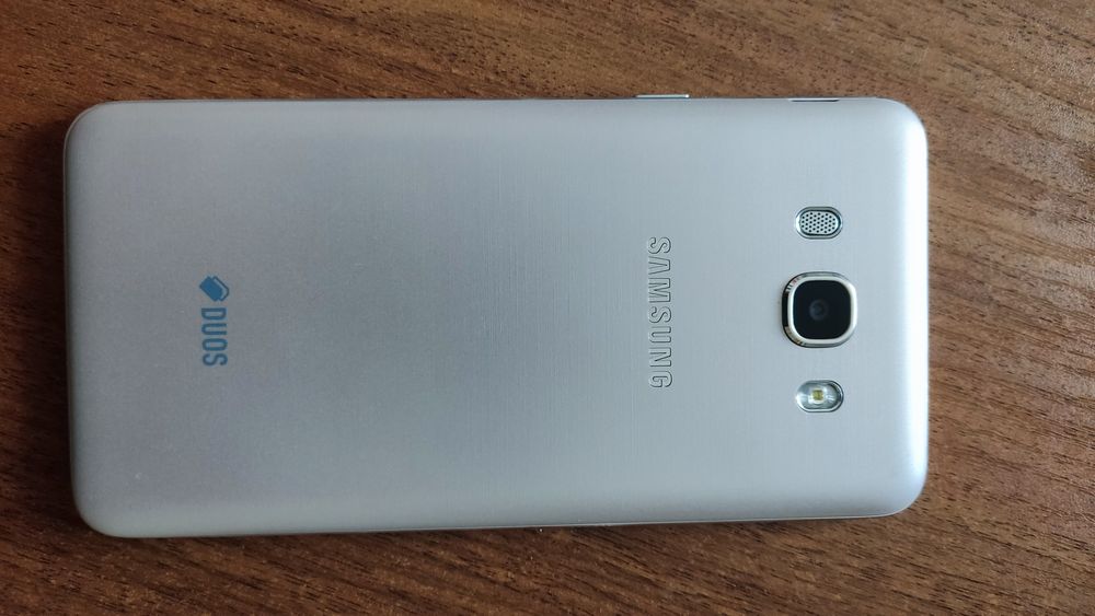 Телефон Samsung J7