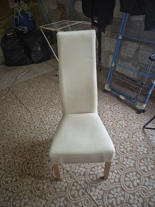 Krzesła sztuk 4 skóra albo eko skóra nie mam pojęcia