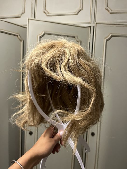 Peruca com madeixas loiras de cabelo natural