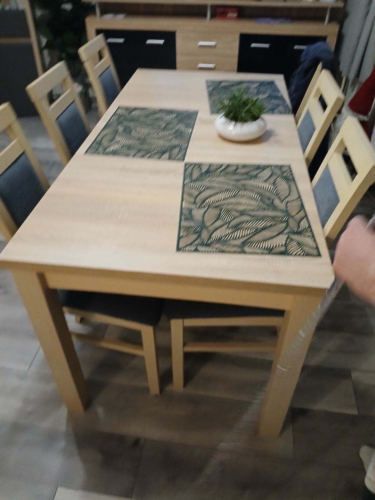 Stół rozkładany z 6 krzesłami