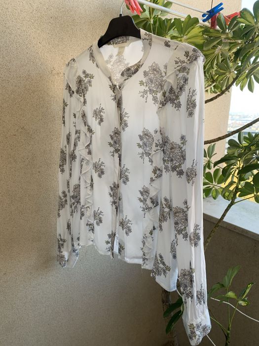 Blusa em tecido algodao. Com folhos a frante e atras.