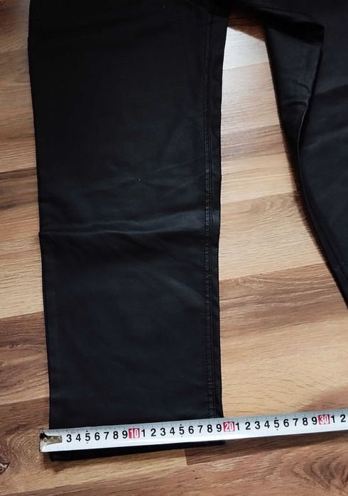 skórzane spodnie push up L wysoki stan straight woskowane jeans elasty