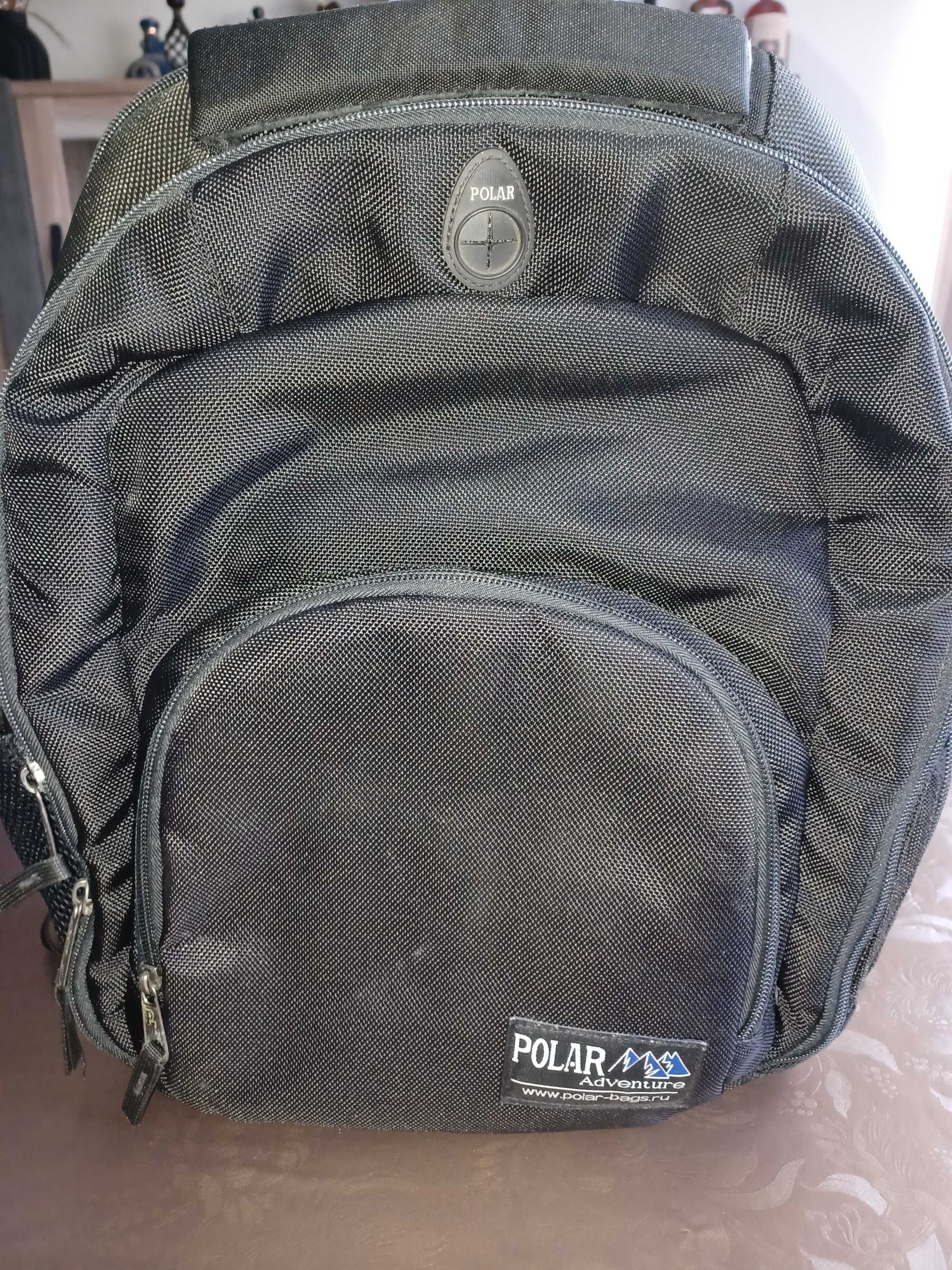 Mochila preta para transportar computador portátil