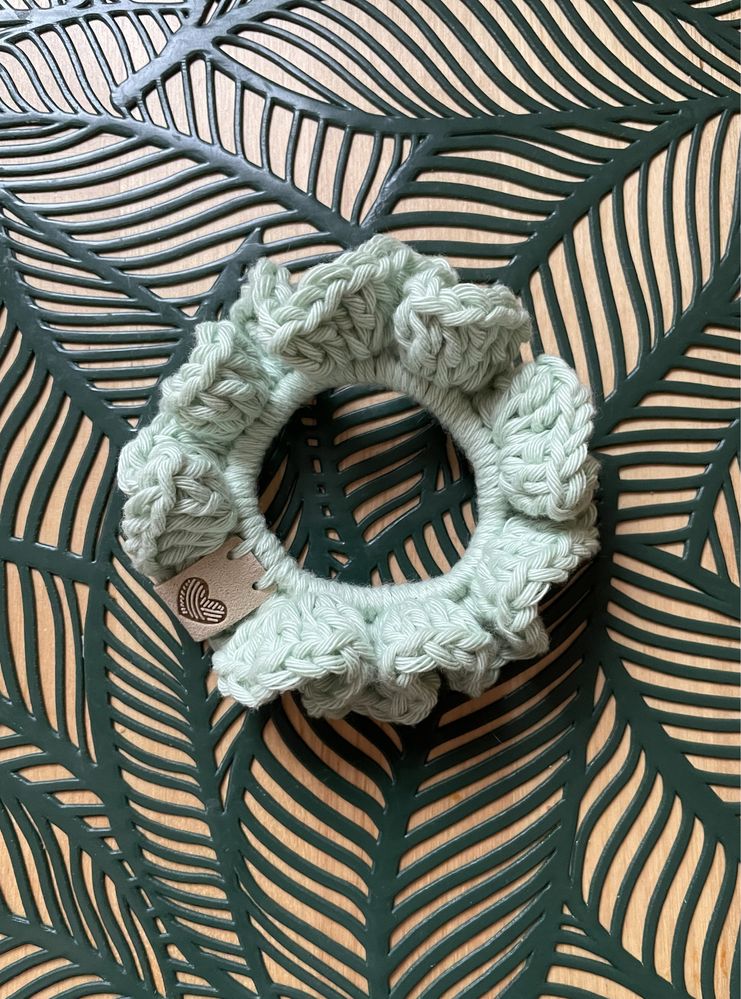 Scrunchie gumka na szydelku - miętowa