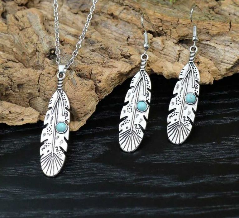 Komplet biżuterii w kolorze srebrnym wzór pióra