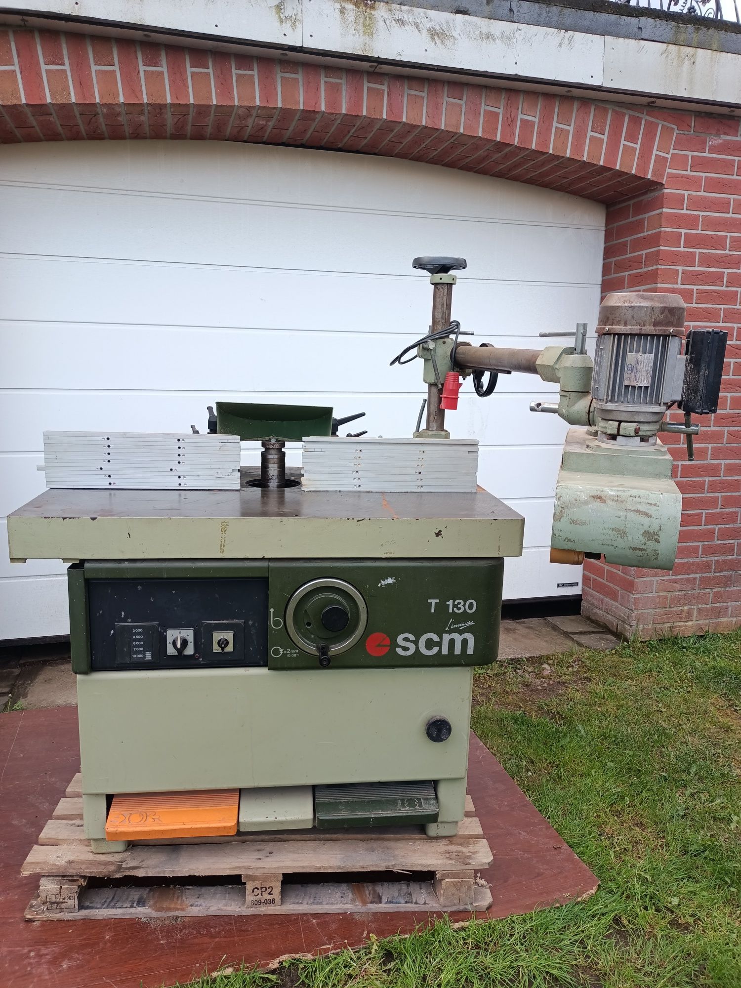 Frezarka dolnowrzecionowa SCM T130 z posuwem