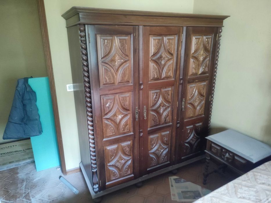 Roupeiro em madeira maciça