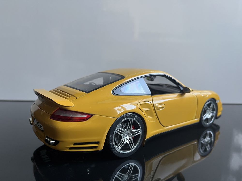 Porsche 911 Turbo модель 1:18 Norev