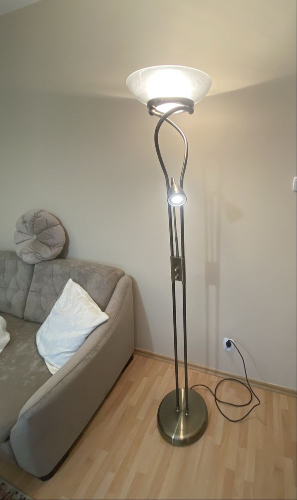 Lampa stojąca do czytania oswietlenia pokoju