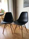 Duas cadeiras de sala jantar pretas Eiffel Eames da Areastore