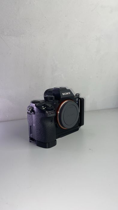 Sony a7sii + samyang AF 35mm f/1.4 + peak design sling 3l v2 + polar