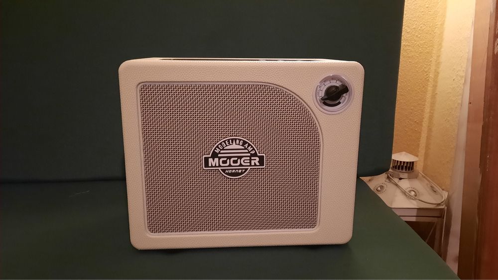 Amplificador para guitarra, compacto de modulação Mooer hornet.