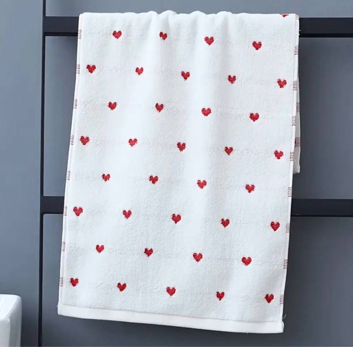 Большое полотенце с сердечками