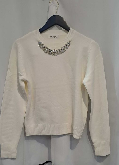 Piękny Biały Sweter Viskoza Biały Ozdobny Naszyjnik Kryształki r.S/M