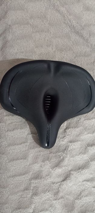 Szerokie siodełko rowerowe.