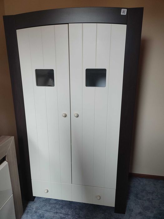 Szafa i komoda firmy Bellamy, drewniane łóżko z materacem