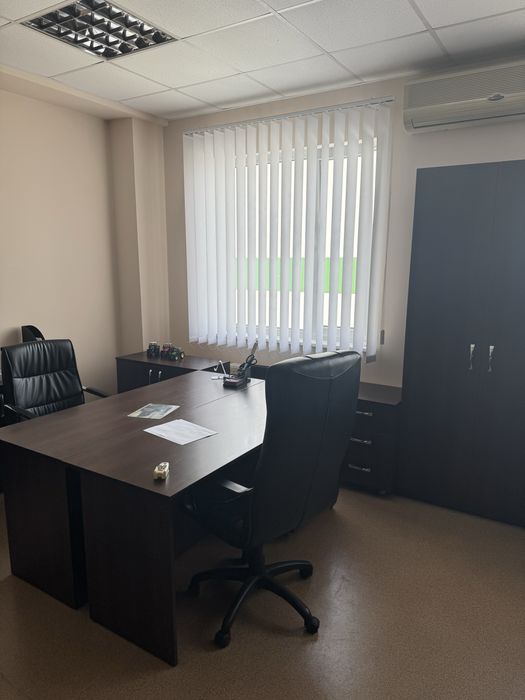 Розпродаж офісних меблів шафи столи стільці крісла