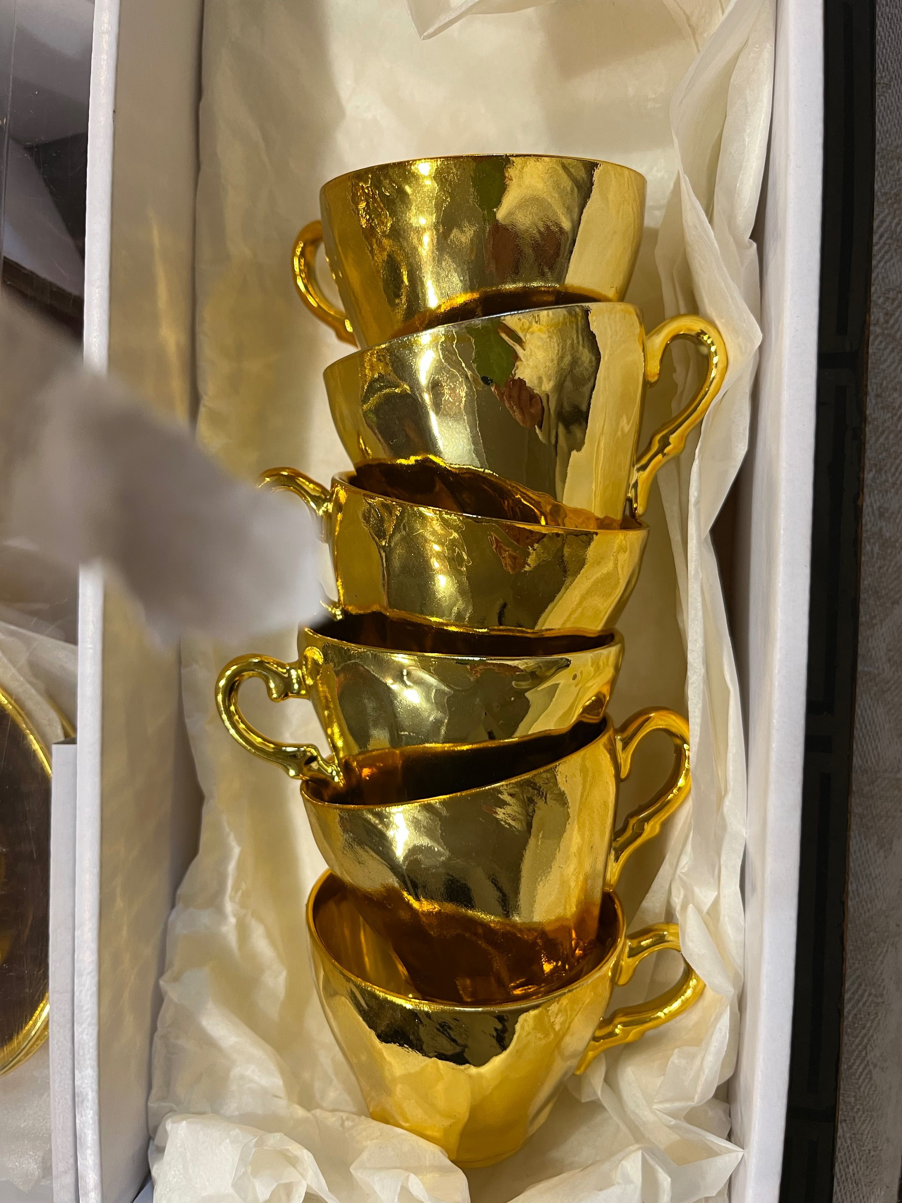 Serviço de Cha dourado