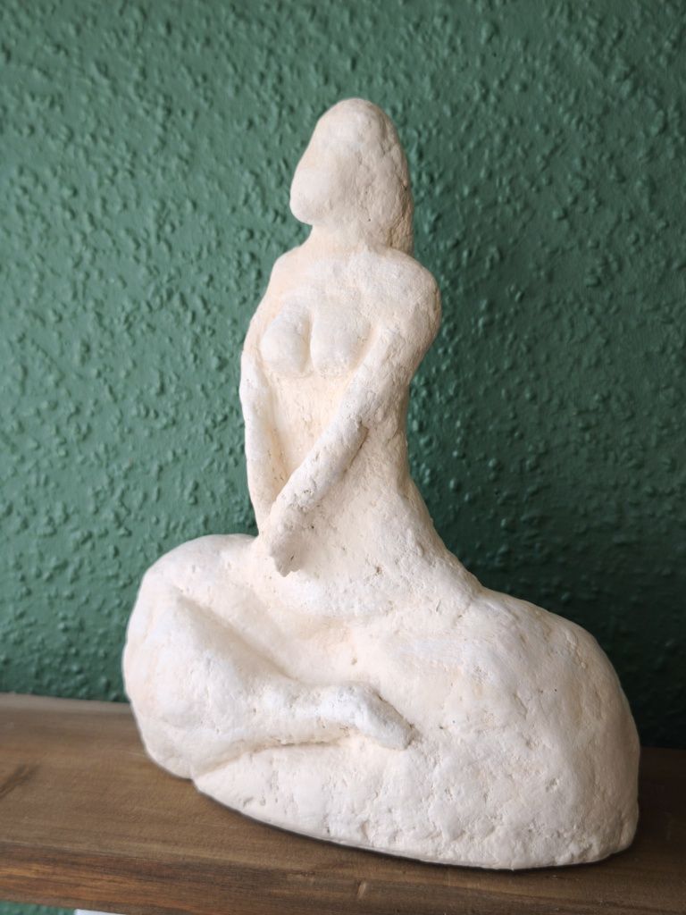 Rzeźba autorska z paper clay grubaska kobieta krągła gruba figurka